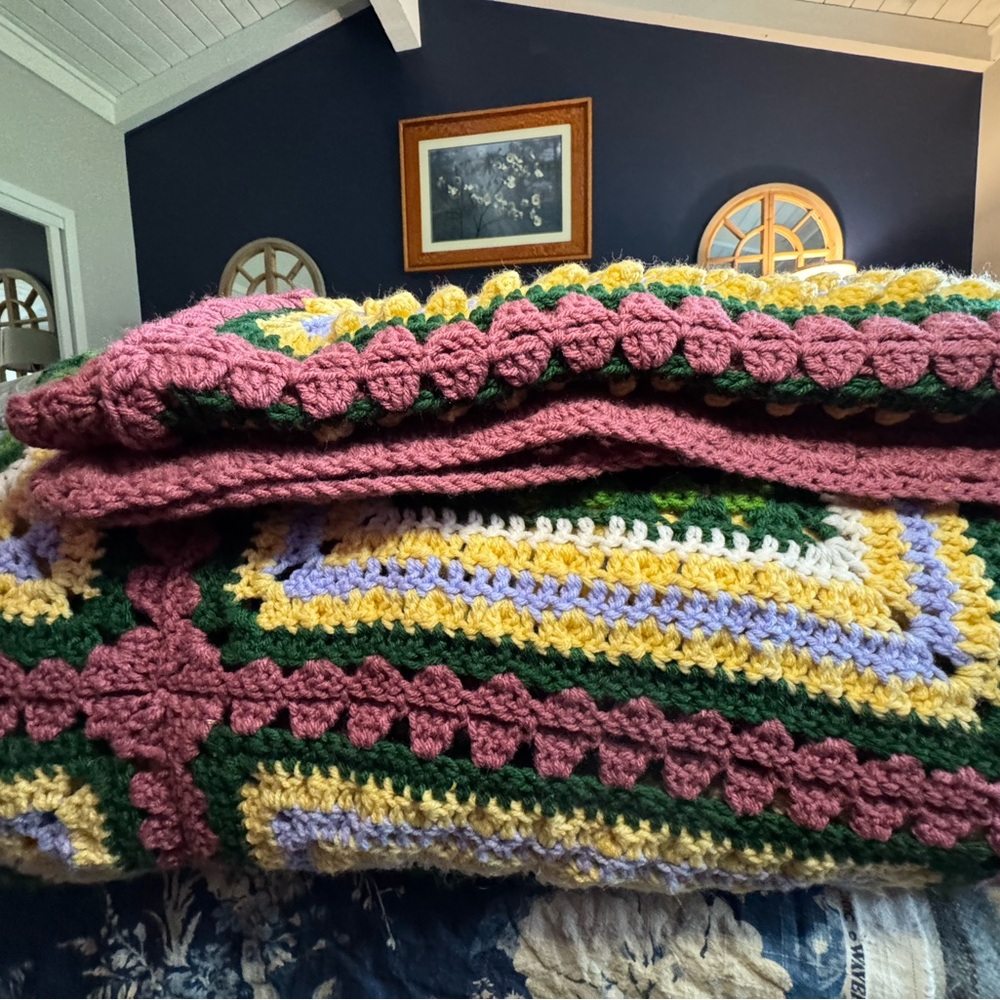 RARE Circa 1980’s Massive Crochet Comforter and Matching Pillow Shams - Picture 5 of 13